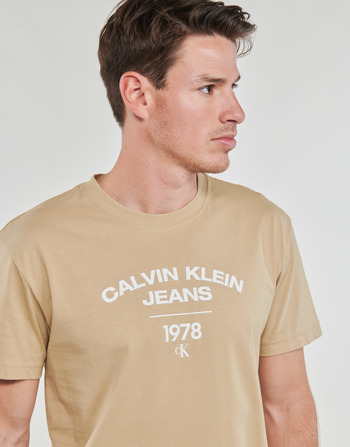 Calvin Klein Jeans VARSITY CURVE LOGO T-SHIRT Beige